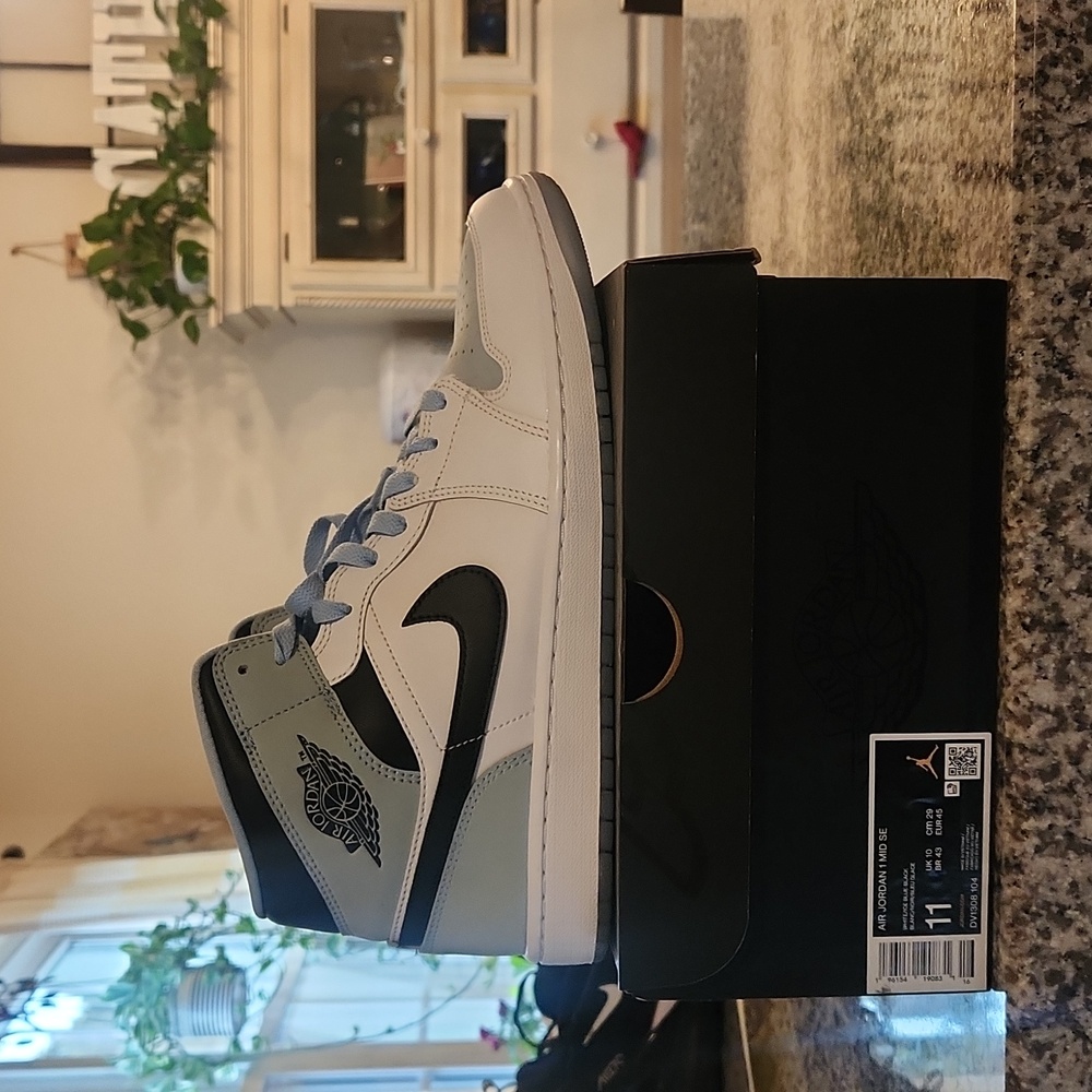 Nike Air Jordan 1 Retro Mid SE “UNC/Ice Blue” 2023